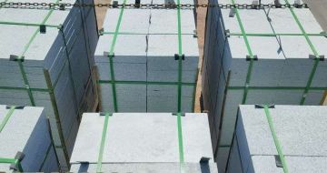 荆州 芝麻白花岗岩5公分地铺石 花岗岩厂家工厂装车日常