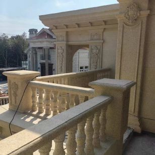 荆州 黄金麻别墅外墙干挂雕花配合阳台栏杆花瓶柱