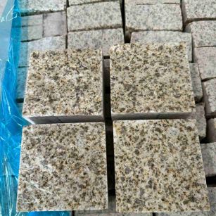 荆州 黄金麻花岗岩自然面小方块，弹石，马蹄石等