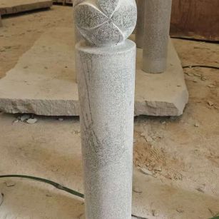 荆州 芝麻白花岗岩石材挡车石柱、停车柱、圆柱挡车柱、方柱挡车柱等