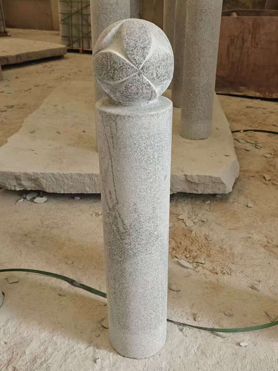 荆州 芝麻白花岗岩石材挡车石柱、停车柱、圆柱挡车柱、方柱挡车柱等