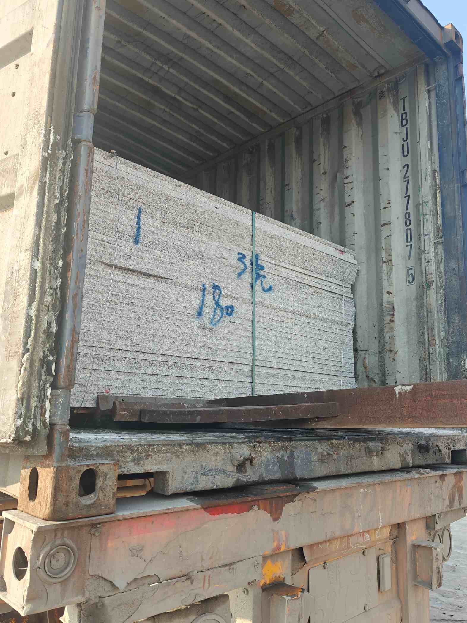 荆州 芝麻白花岗岩石材3.0公分光面毛板装柜出货