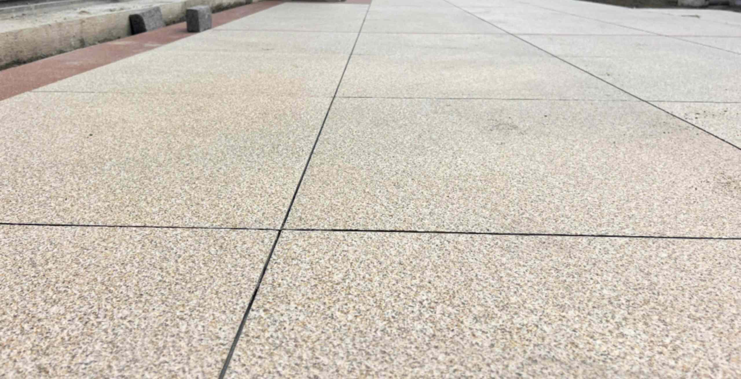 荆州 黄金麻花岗岩石板材荔枝面地面铺装效果