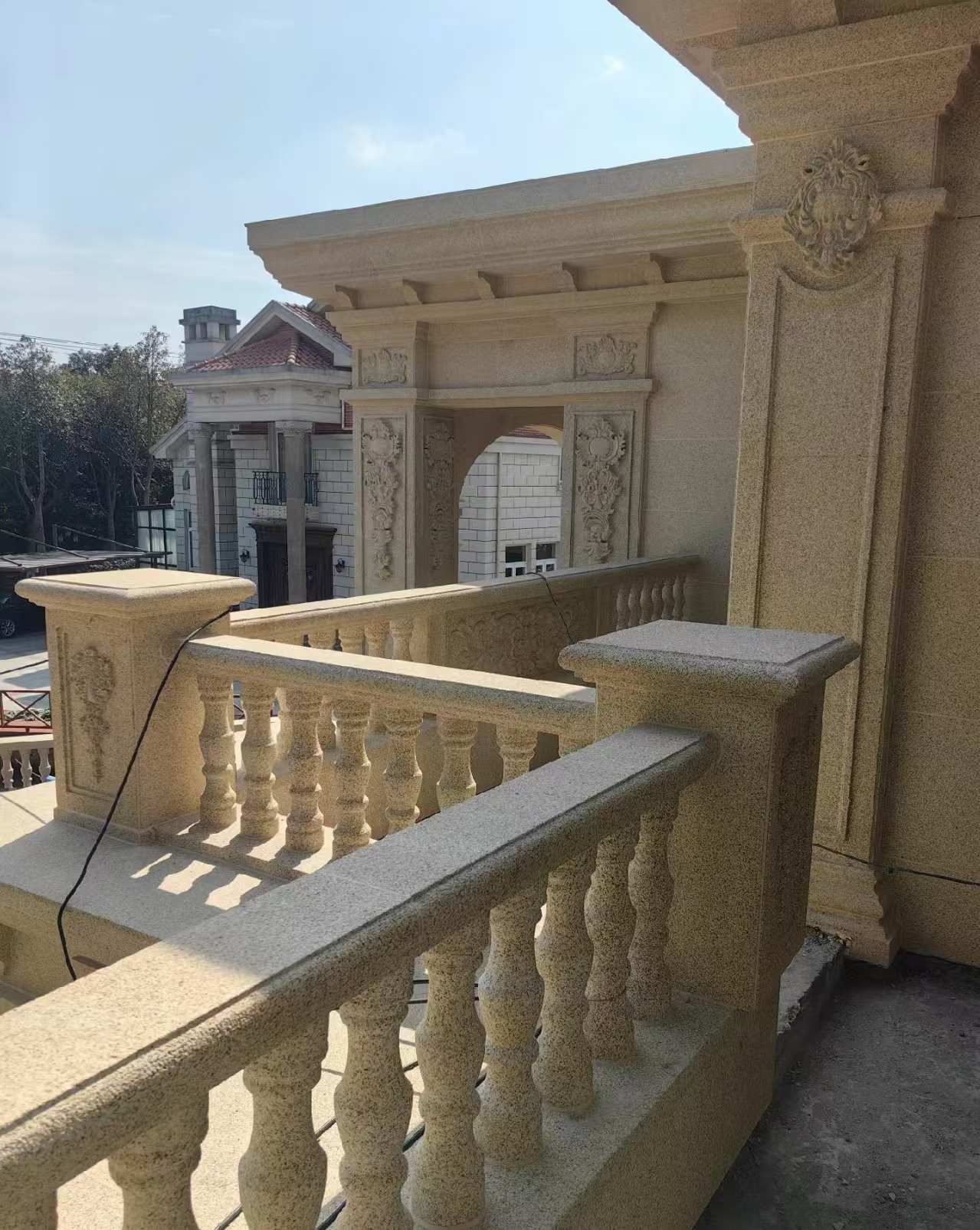 荆州 黄金麻别墅外墙干挂雕花配合阳台栏杆花瓶柱