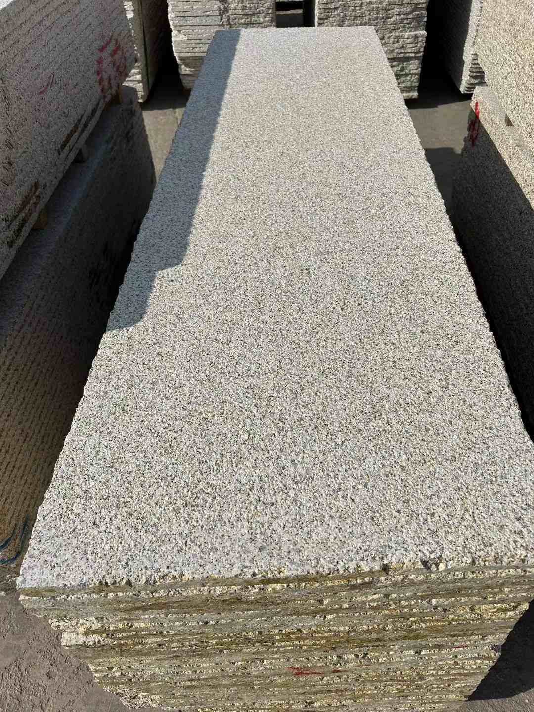 荆州 黄金麻花岗岩荔枝面毛板，半成品