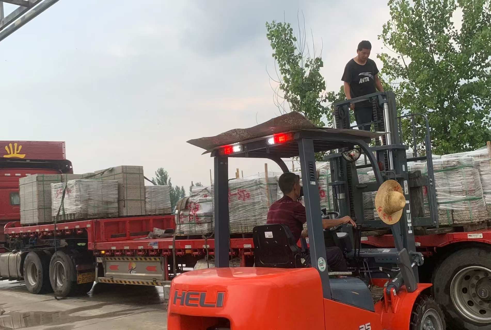 荆州 黄金麻冰裂纹，地铺石装车