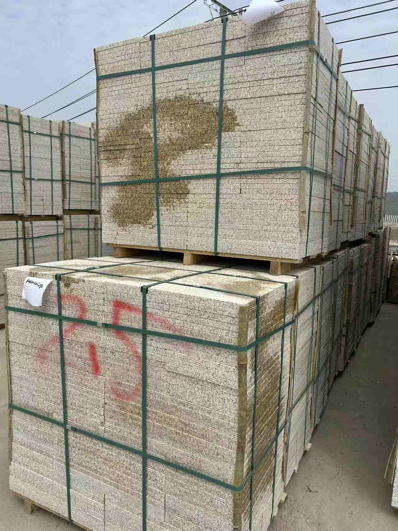 荆州 黄金麻花岗岩石材荔枝面地铺石2.5*300*600