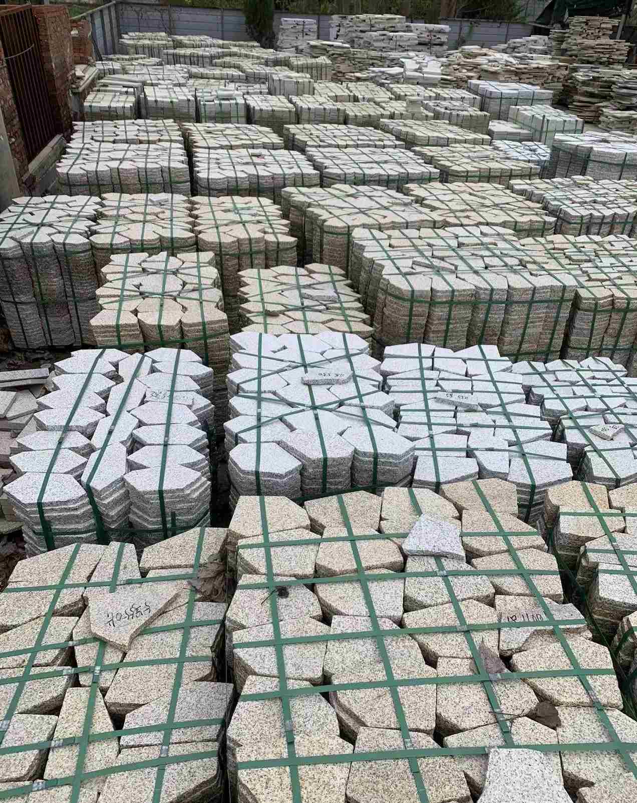 荆州 黄金麻白麻花岗岩荔枝面地铺石(冰裂纹)