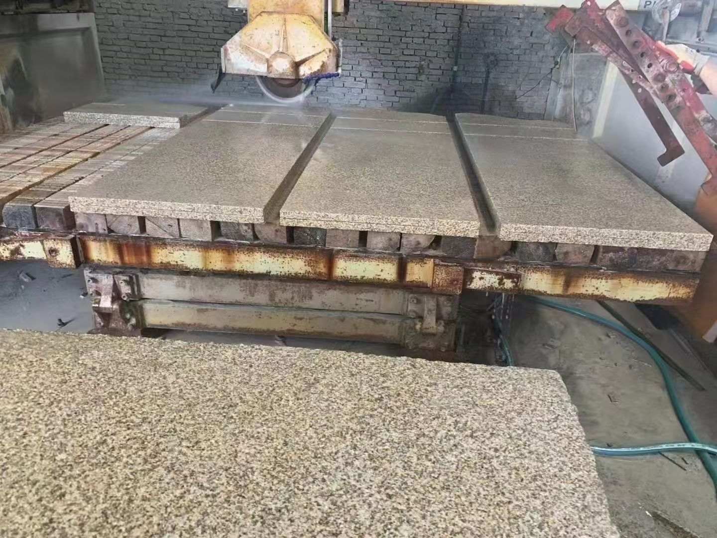 荆州 黄金麻荔枝面成品板加工