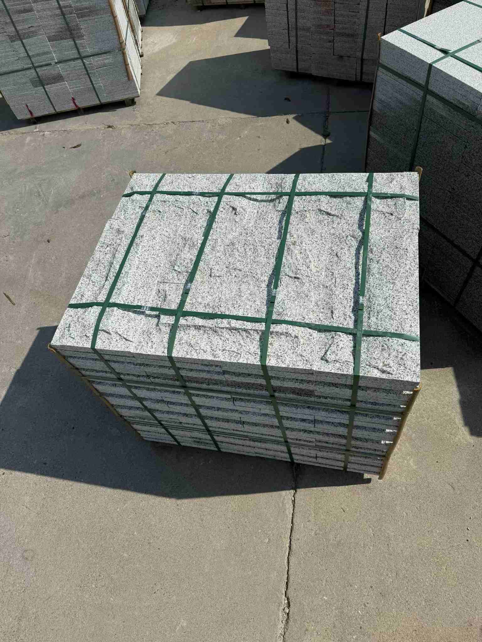 荆州 白麻花岗岩石材自然面蘑菇石成品