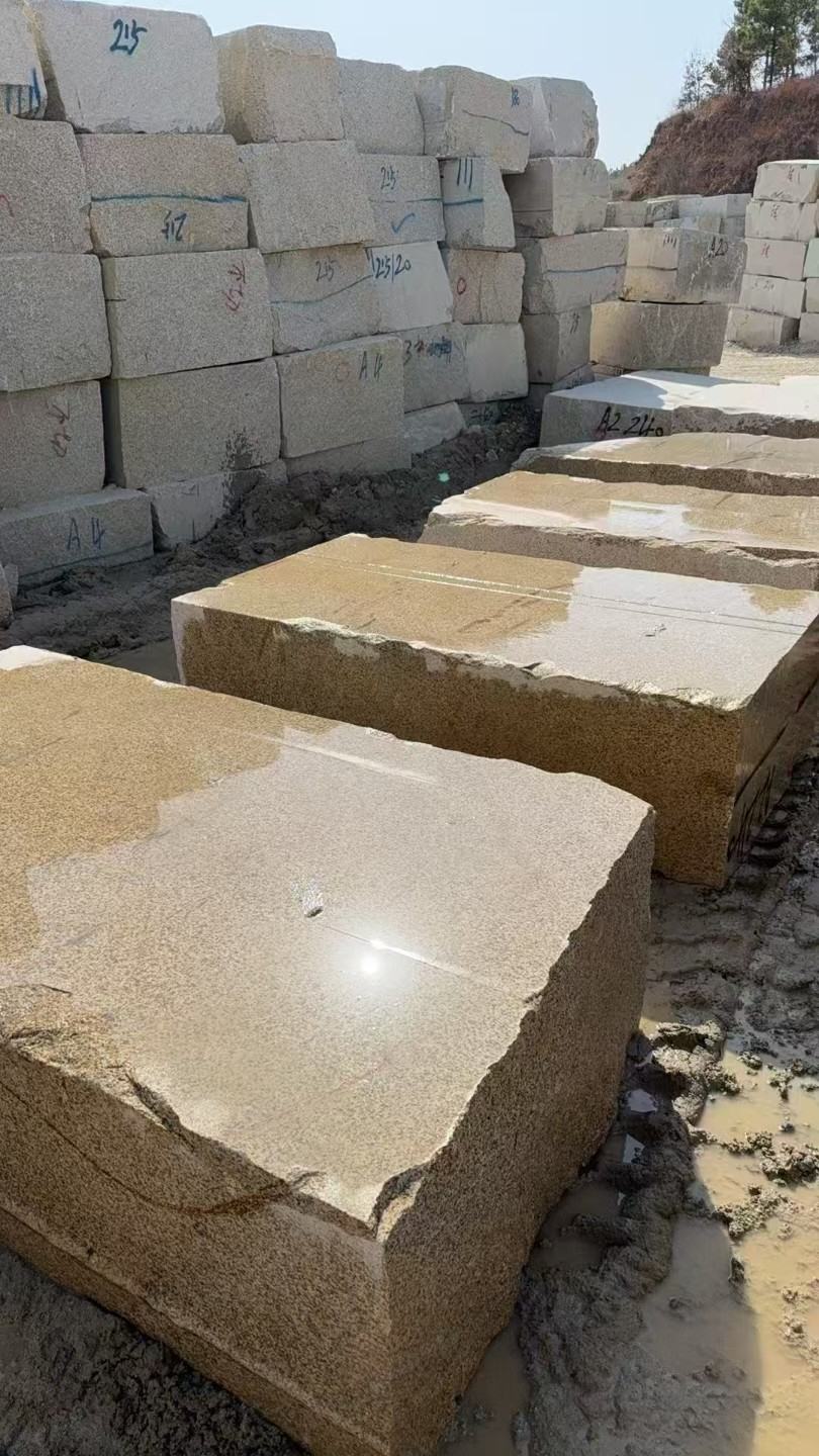 荆州 黄金麻方料堆场洗料分选中，原材料充足