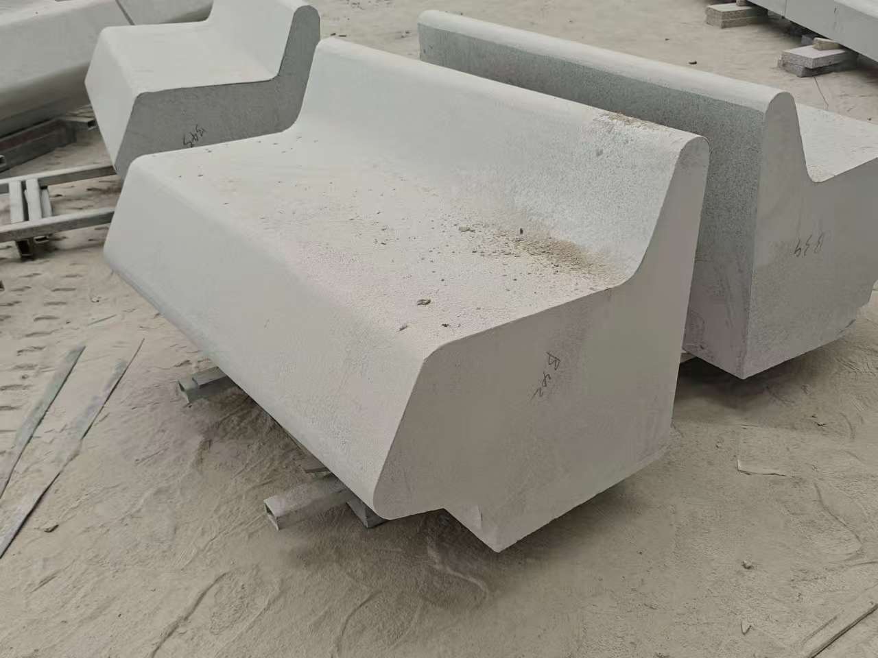 荆州 芝麻白花岗岩异形坐凳，石凳