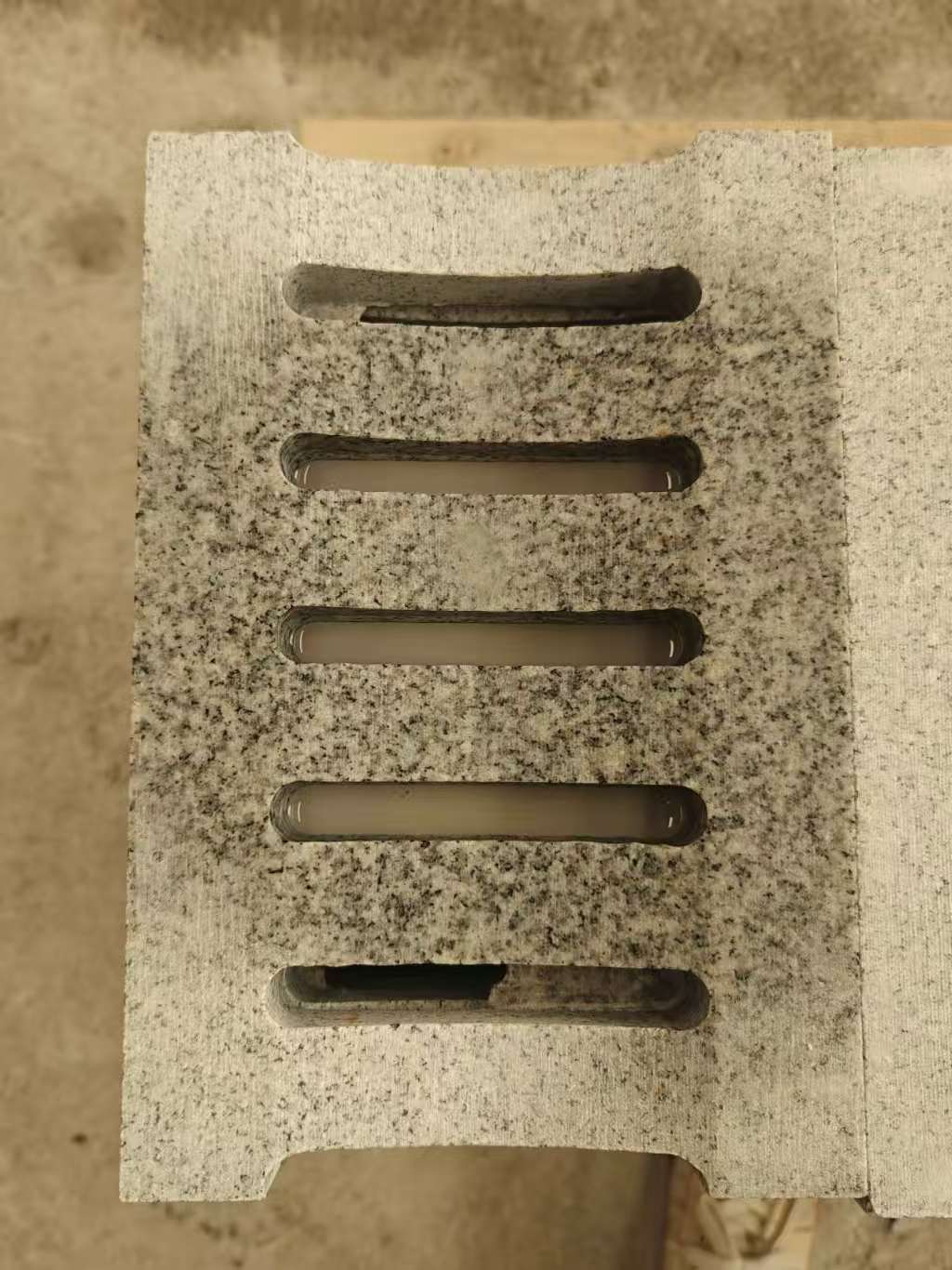 荆州 芝麻白拉丝面花岗岩U型开槽排水槽