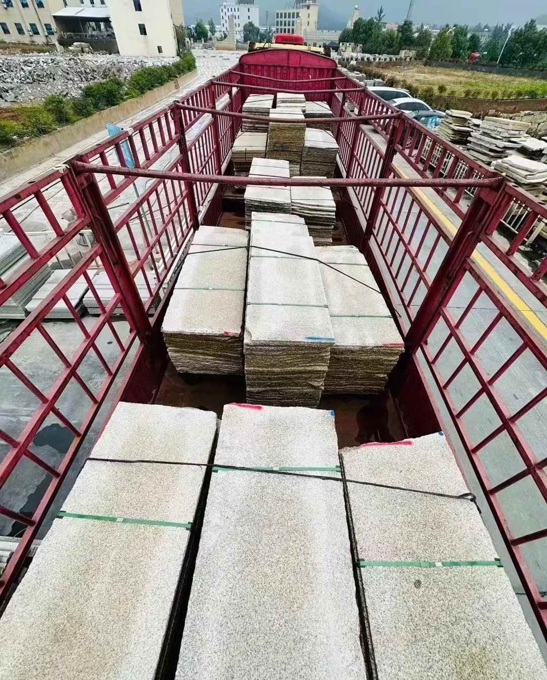 荆州 黄金麻花岗岩荔枝面，光面毛板装车完成