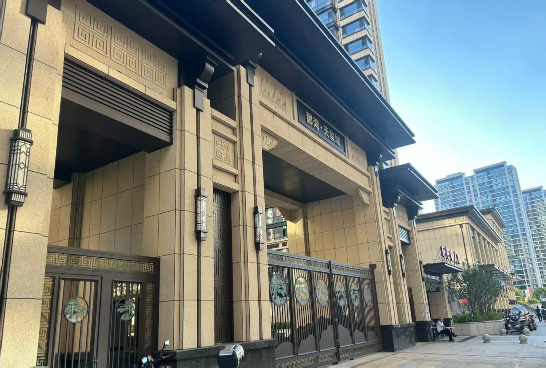 荆州 黄金麻花岗岩荔枝面小区门楼外墙干挂