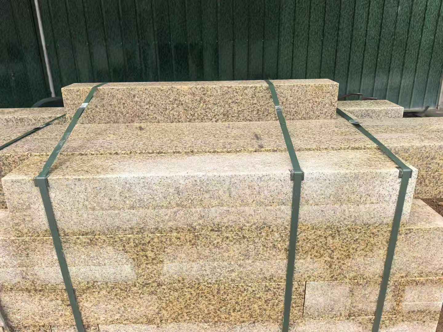 荆州 黄金麻花岗岩石材机切面栏杆料半成品