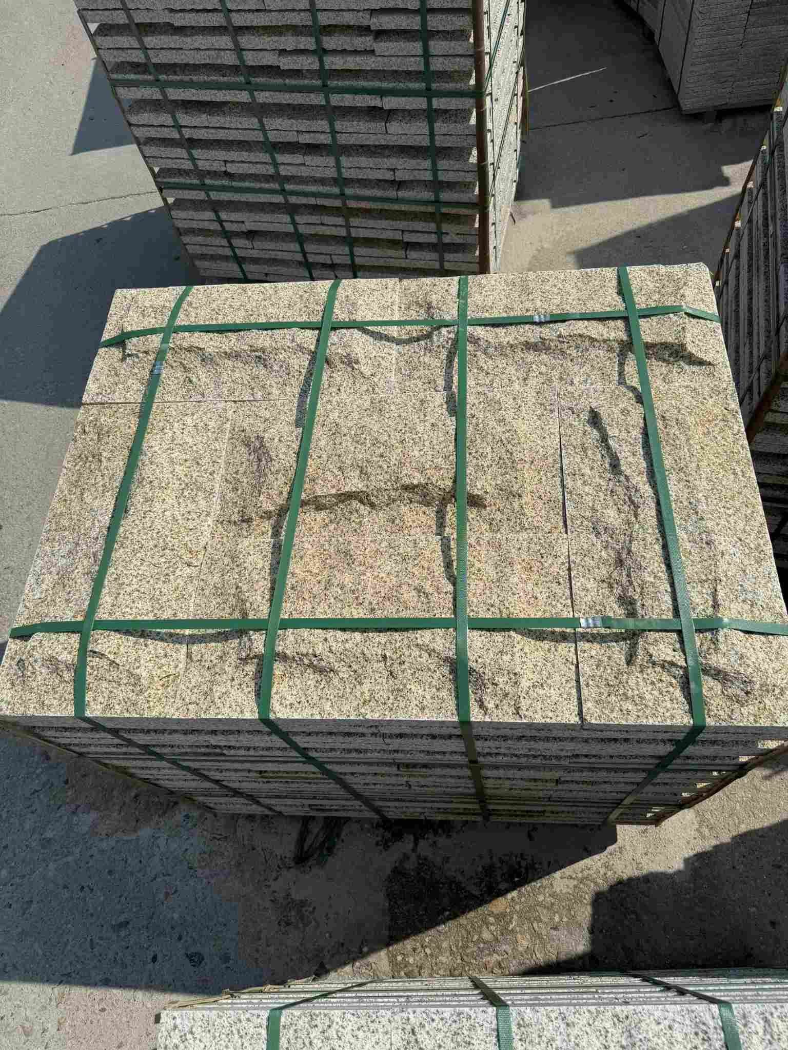 荆州 黄金麻花岗岩石材自然面蘑菇石成品