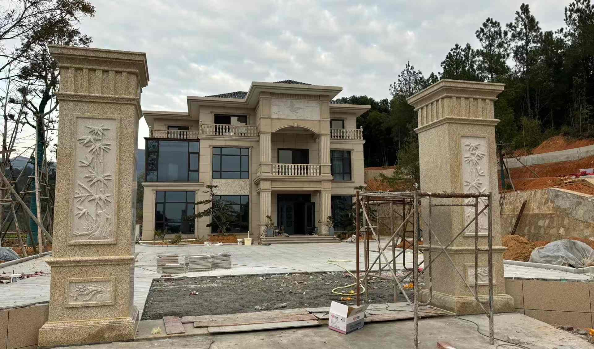 荆州 黄金麻花岗岩别墅雕花外墙干挂配上门口雕花罗马柱