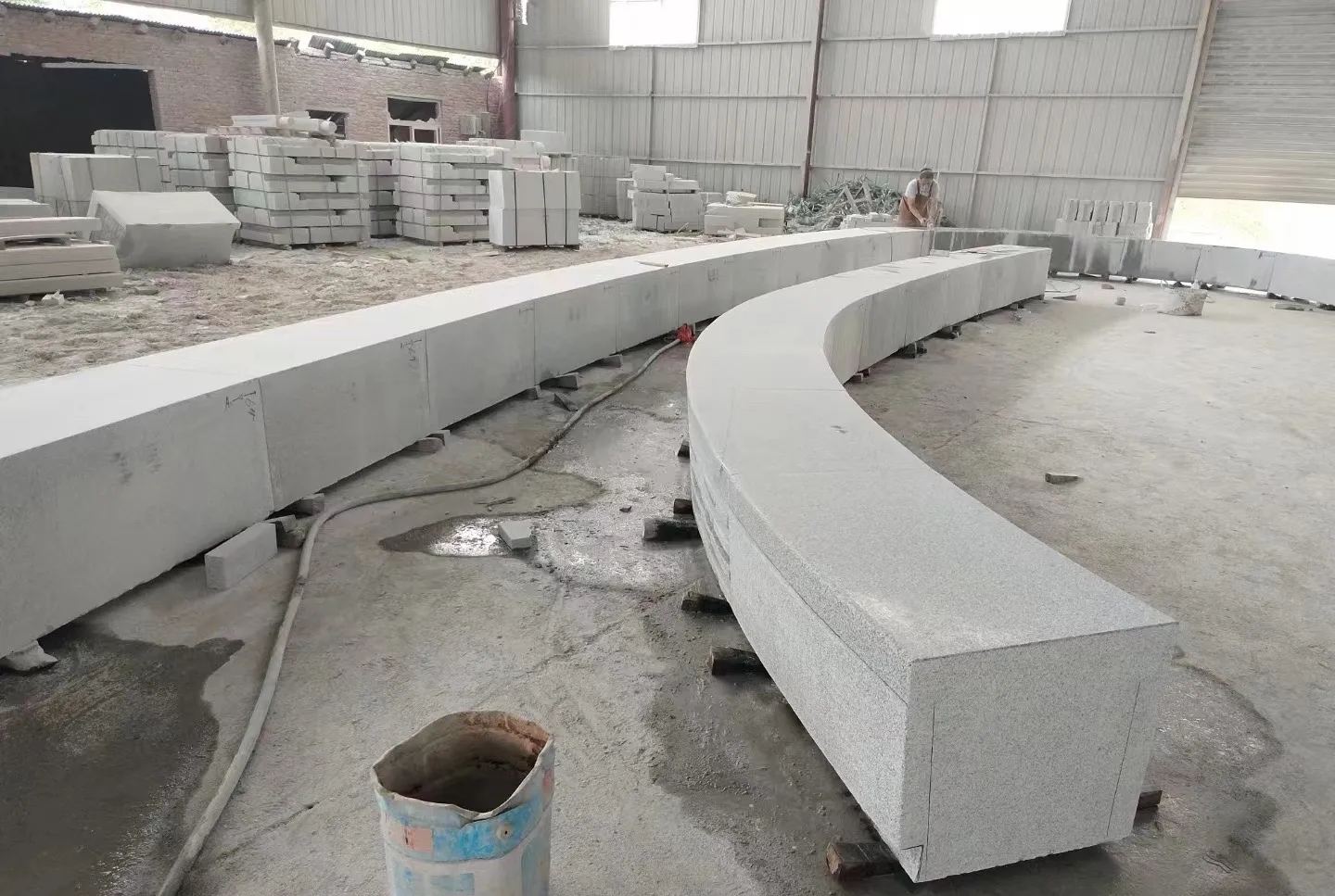 荆州芝麻白花岗岩石板材 园林光面弧形坐凳