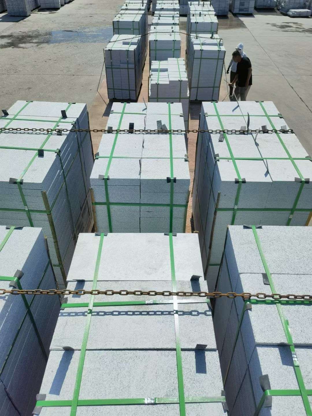 荆州 芝麻白花岗岩5公分地铺石 花岗岩厂家工厂装车日常